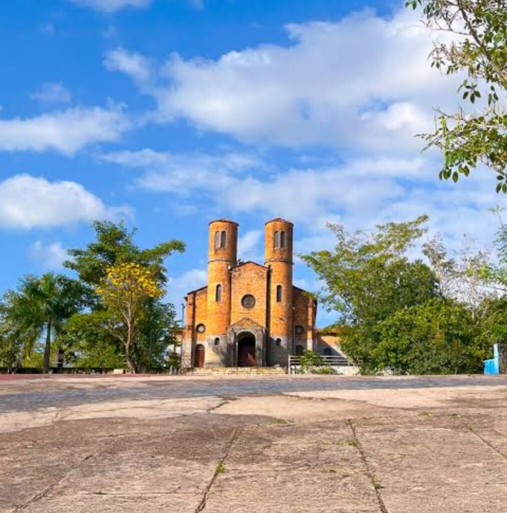 Igreja Matriz de Morros, construída em 1940 com traços de arquitetura medieval