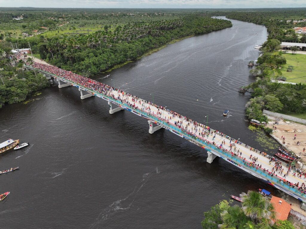 Ponte Prefeito Chico Pedro sobre o Rio Preguiças em Barreirinhas