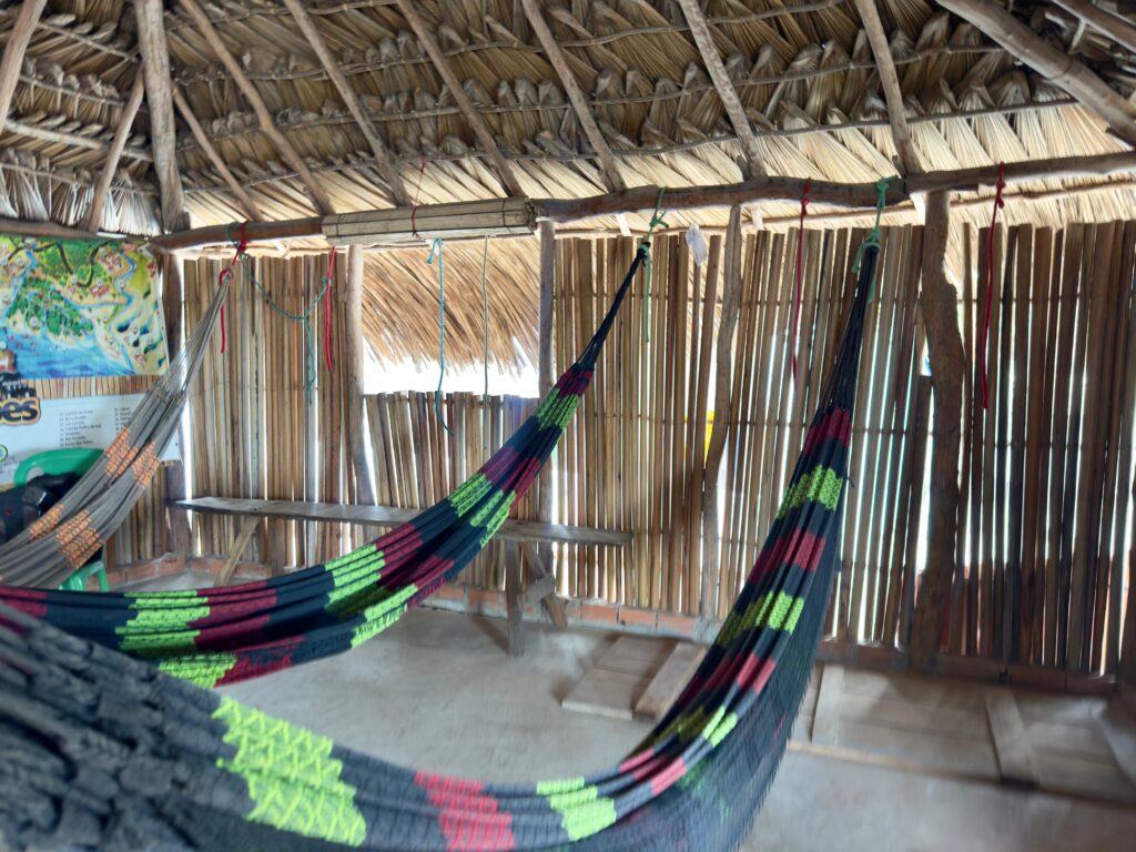 Redário onde viajantes descansam durante a travessia a pé nos Lençóis Maranhenses