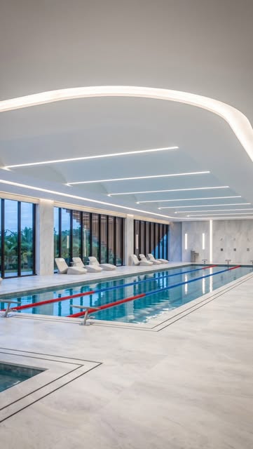 Piscina coberta com raias, em empreendimento VM. Publicação no Instagram da VM Empreendimentos.